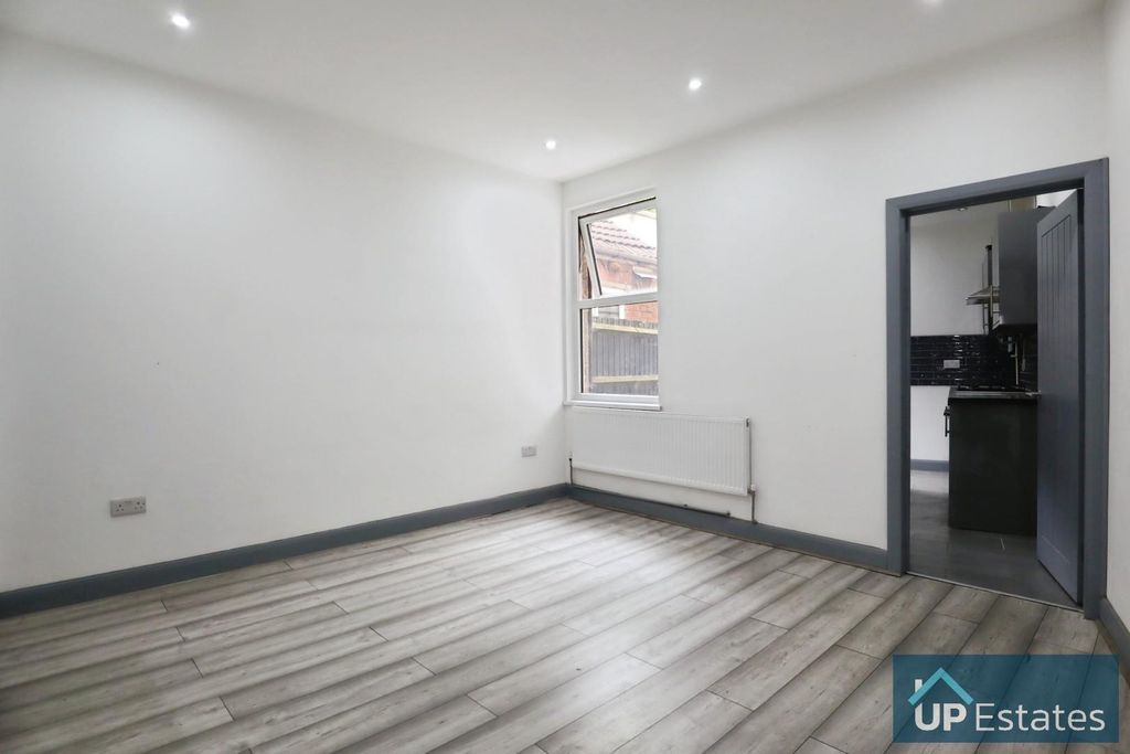 Property photo 3 of 11 Dining Room