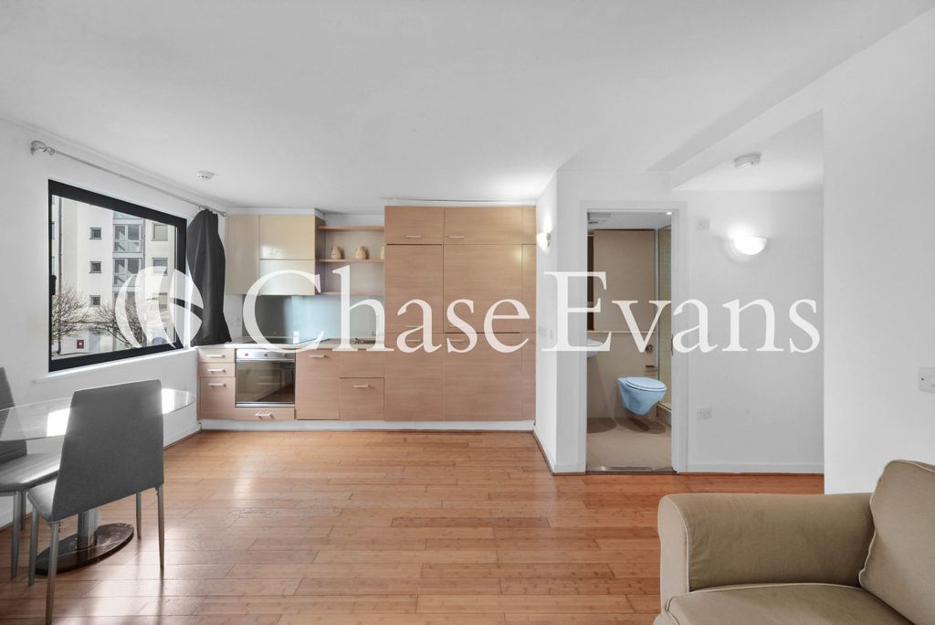 Property photo 2 of 15 Living/Sleeping