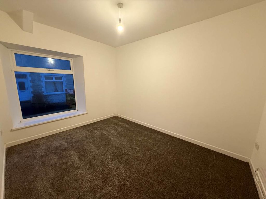 Property photo 3 of 8 Bed 2