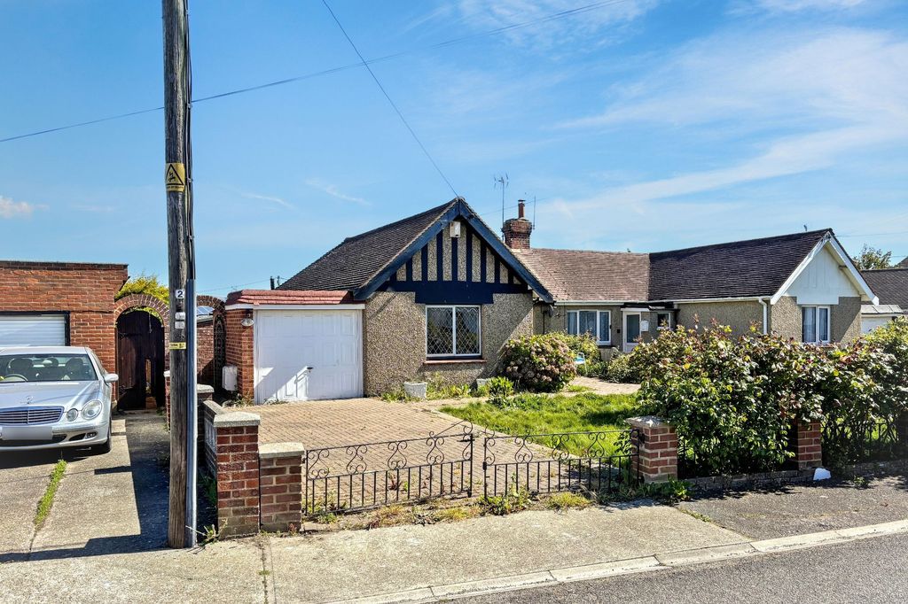 Property photo 2 of 18 4 Essex Close, Canvey Island Ss8 0De