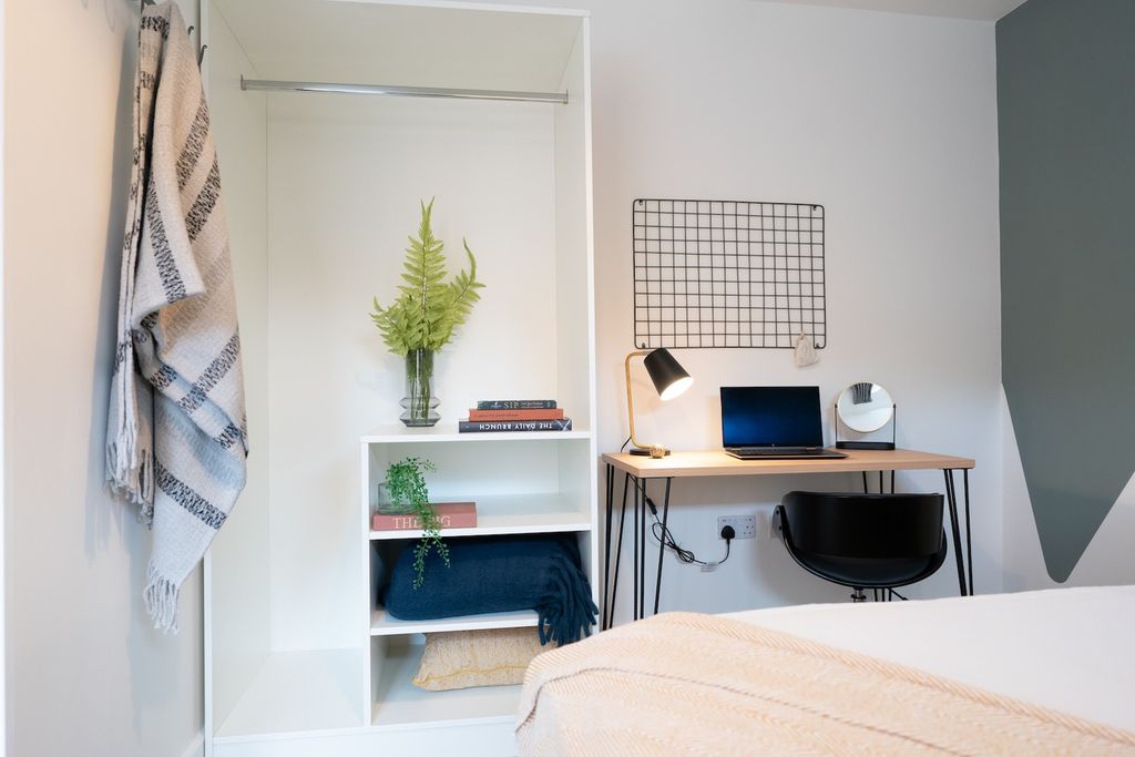 Property photo 2 of 6 A Bright And Stylish Double Bedroom Featuring A Wo...