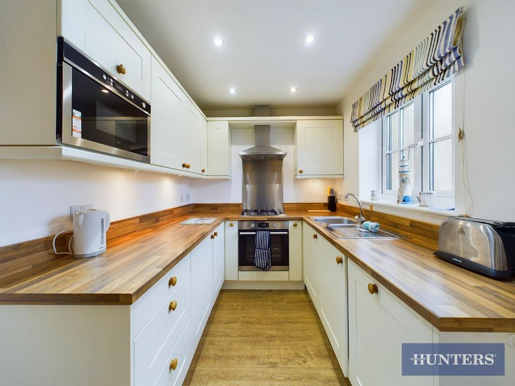 Property photo 3 of 12 Kitchen