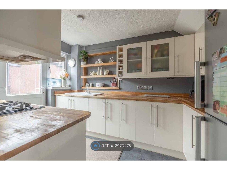 Property photo 3 of 17 Kitchen