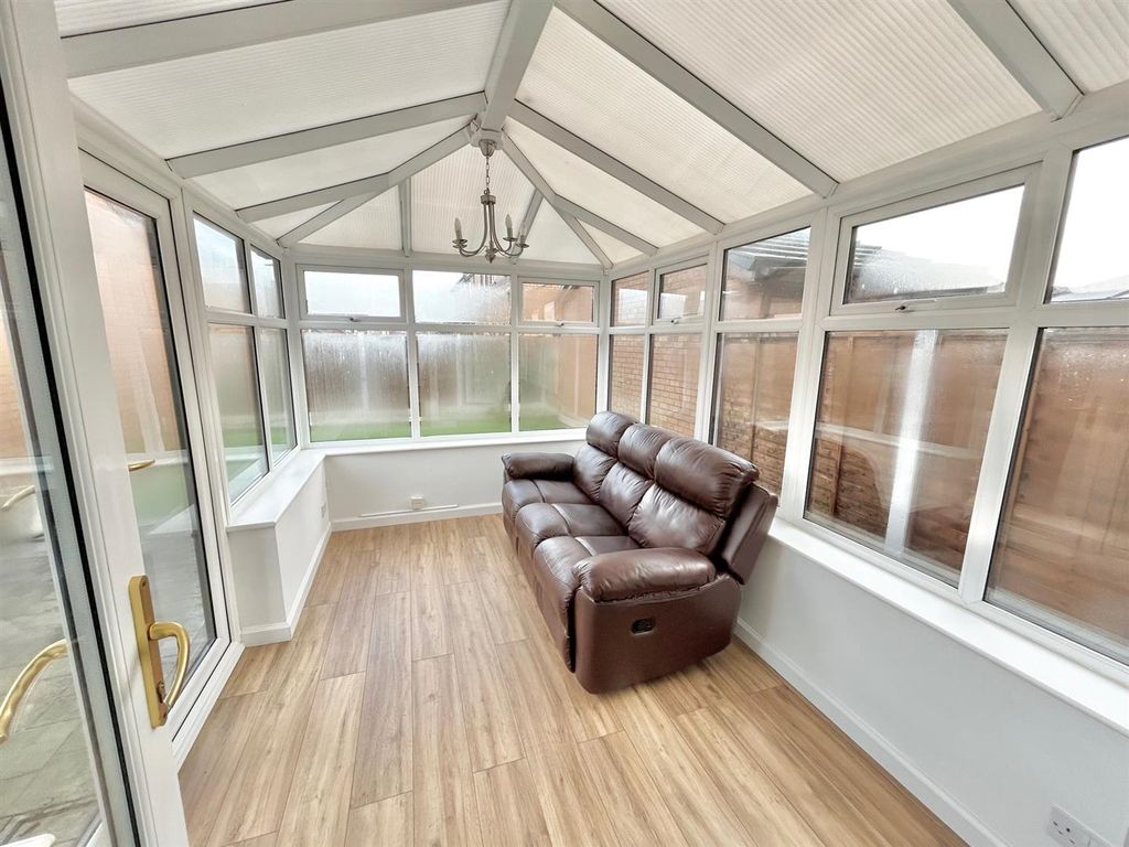 Property photo 2 of 20 Conservatory.Jpg
