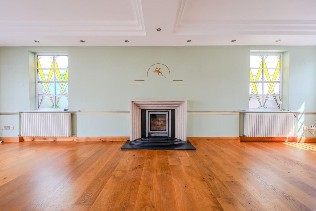 Property photo 2 of 40