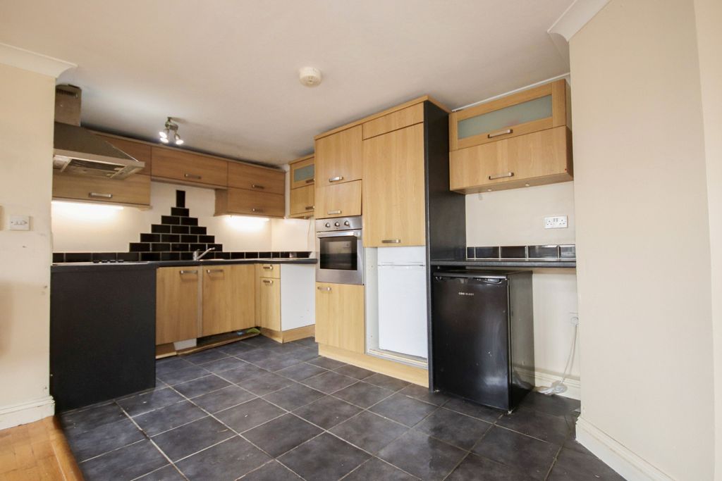 Property photo 1 of 8 Elegant Two-Bedroom Flat With Allocated Parking In Historic Rochester