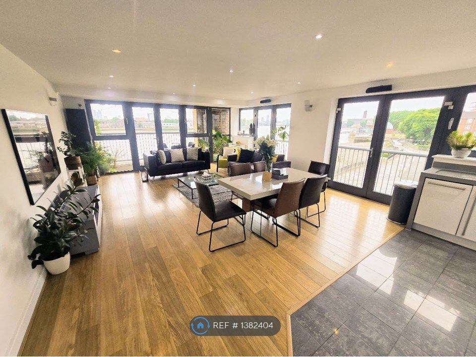 Property photo 2 of 34 Spacious Open Plan Dining And Lounge