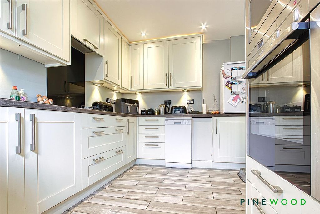 Property photo 3 of 18 Kitchen