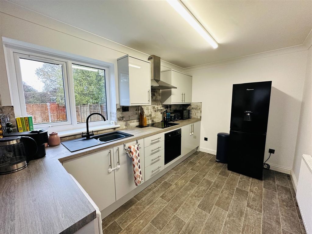 Property photo 2 of 10 Kitchen.Jpg