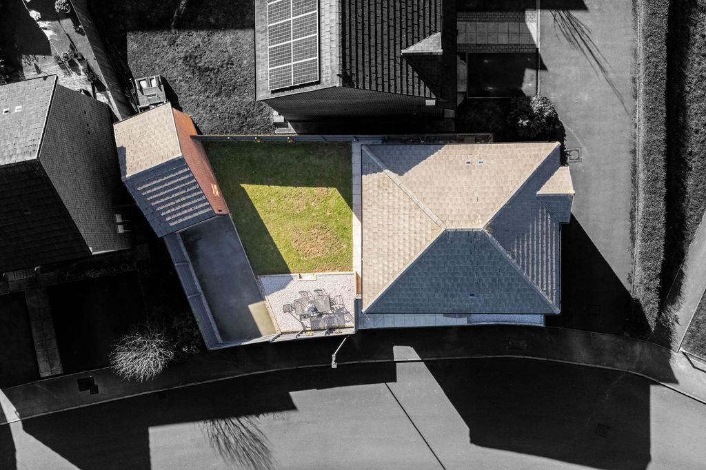 Property photo 2 of 27