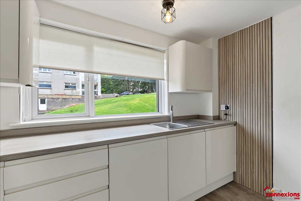Property photo 3 of 13 Kitchen (2)