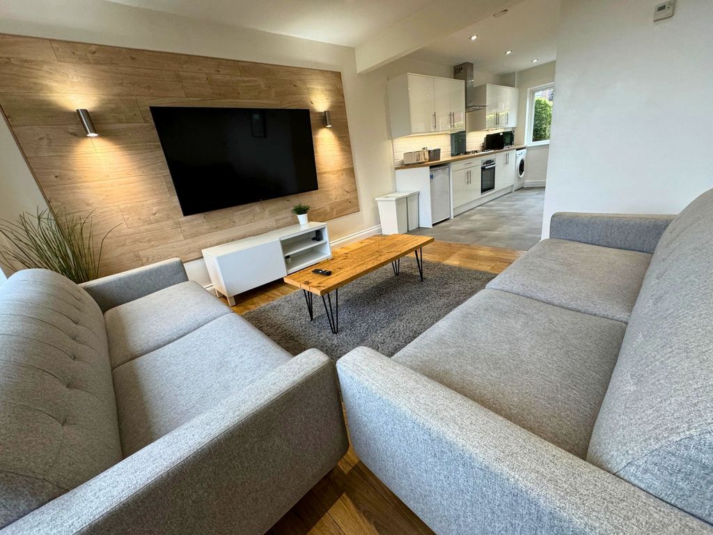 Property photo 1 of 12 Lounge