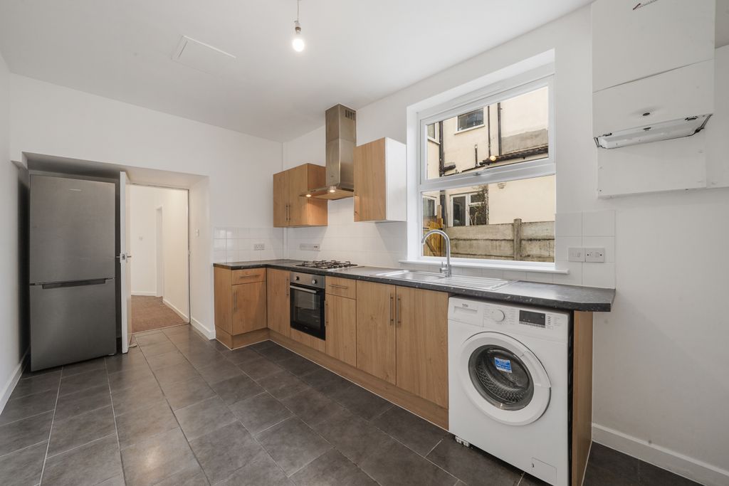 Property photo 3 of 15 67 Swinderby Road Wembley Ha0 4Se - 009