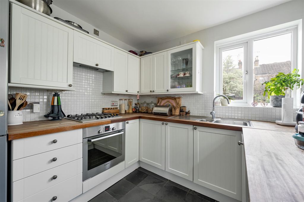 Property photo 3 of 35 Cowley Road, E11