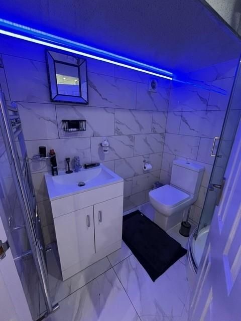Property photo 3 of 12 Contemporary Bathroom With Marble-Effect Tiling, m...