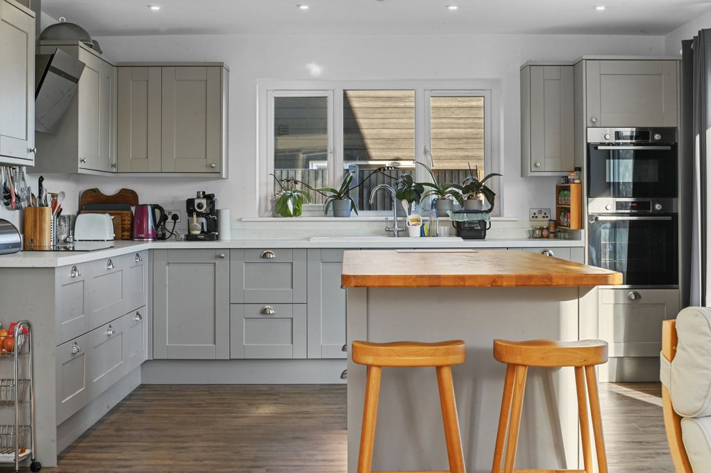 Property photo 3 of 33 Standish-Kitchen (4)