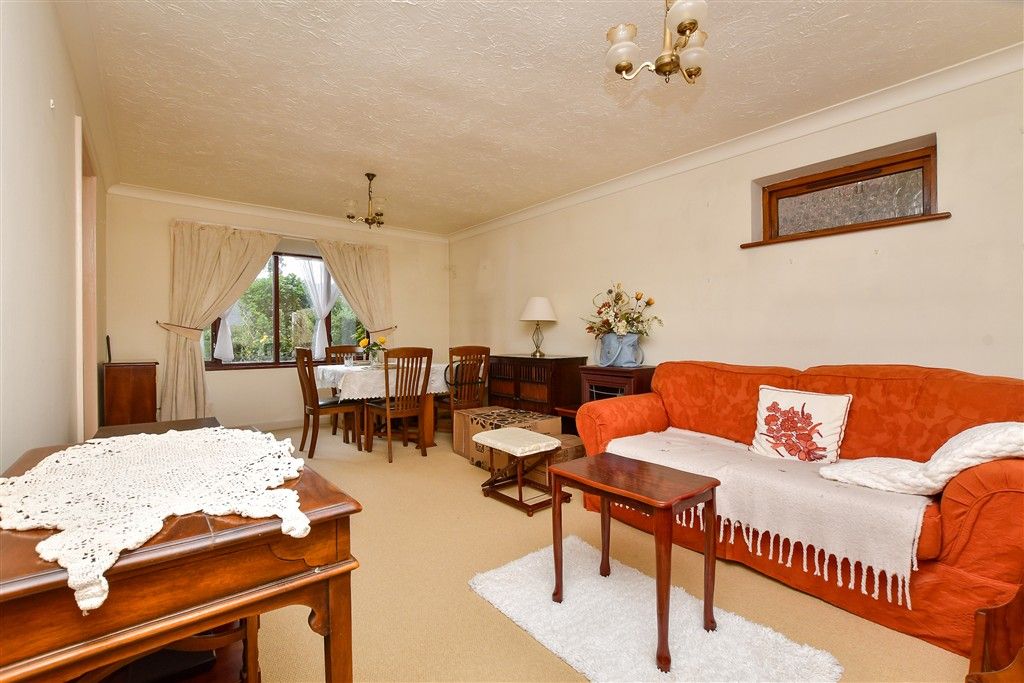 Property photo 3 of 11 Lounge