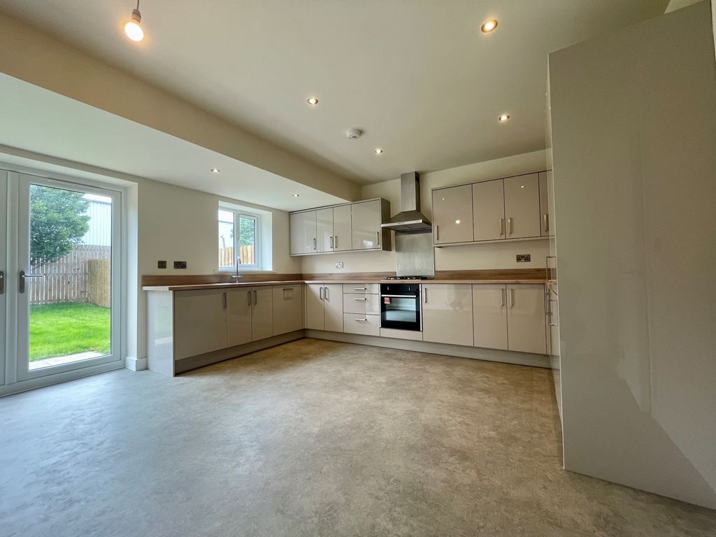 Property photo 1 of 11 Kitchen