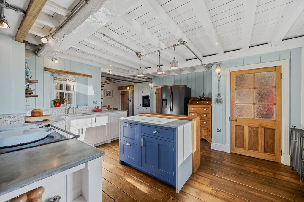 Property photo 3 of 43 Kitchen