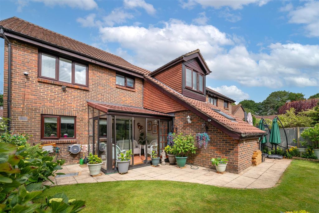 Property photo 1 of 17 26 Heritage Lawn Externals-9.Jpg