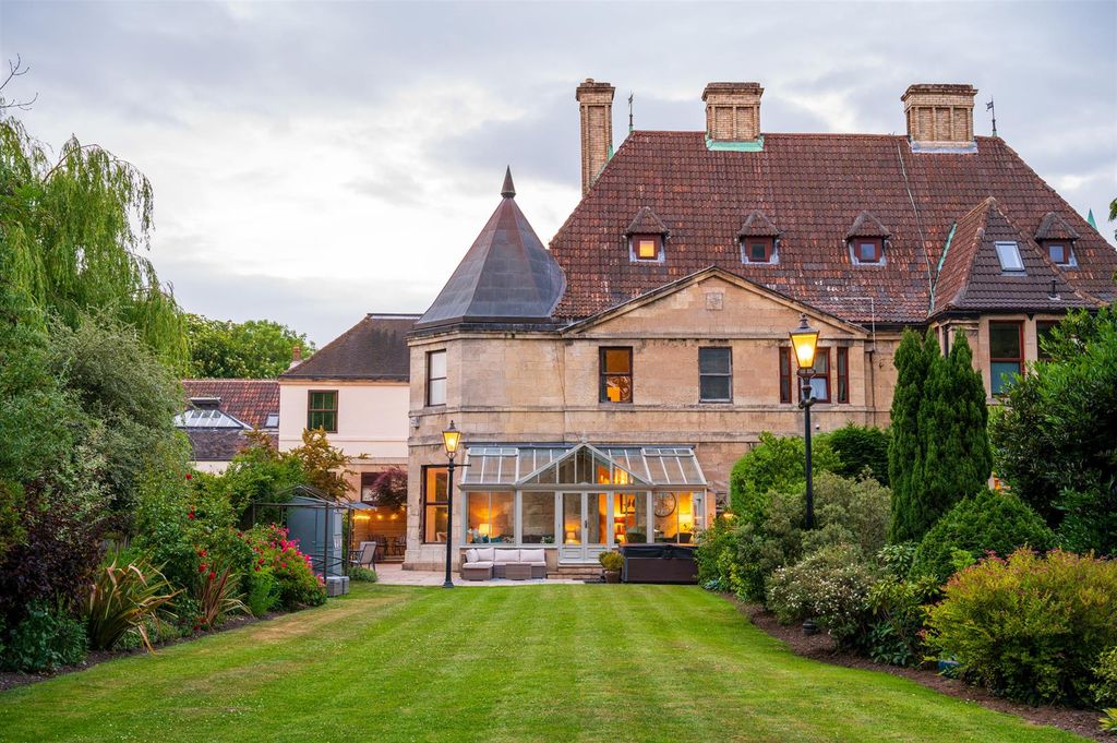 Property photo 2 of 35 Exterior And Gardens