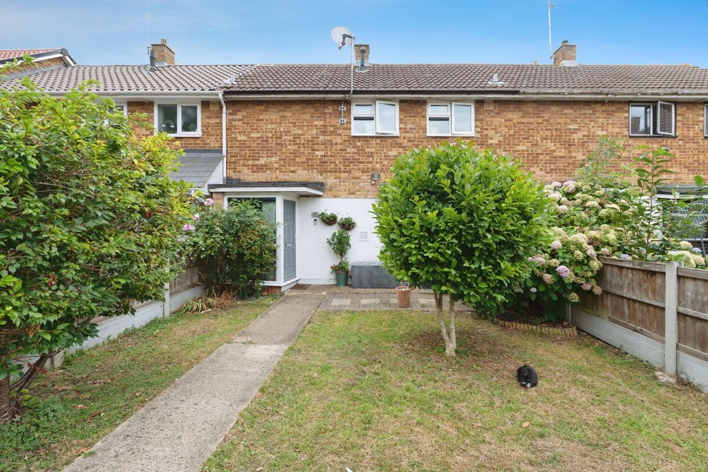 Property photo 1 of 14 42Methersgatemethersgatebasildonss142Lt-20