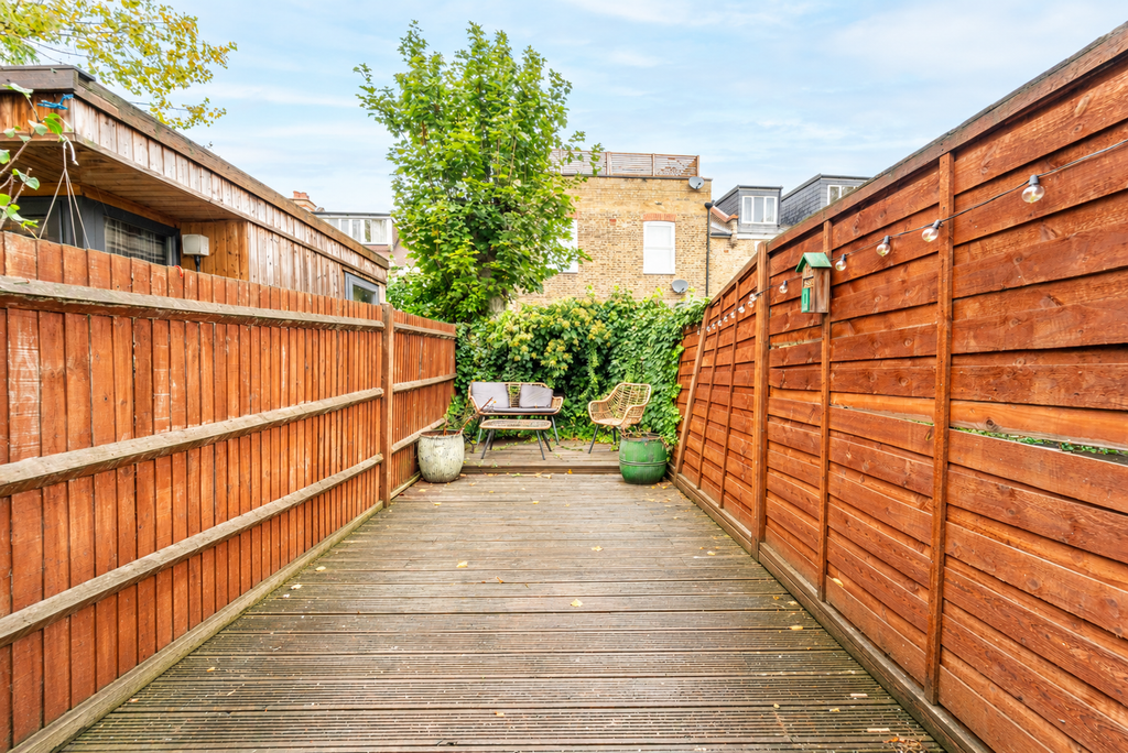 Property photo 3 of 8 Cosy Urban Garden Decking Retreat