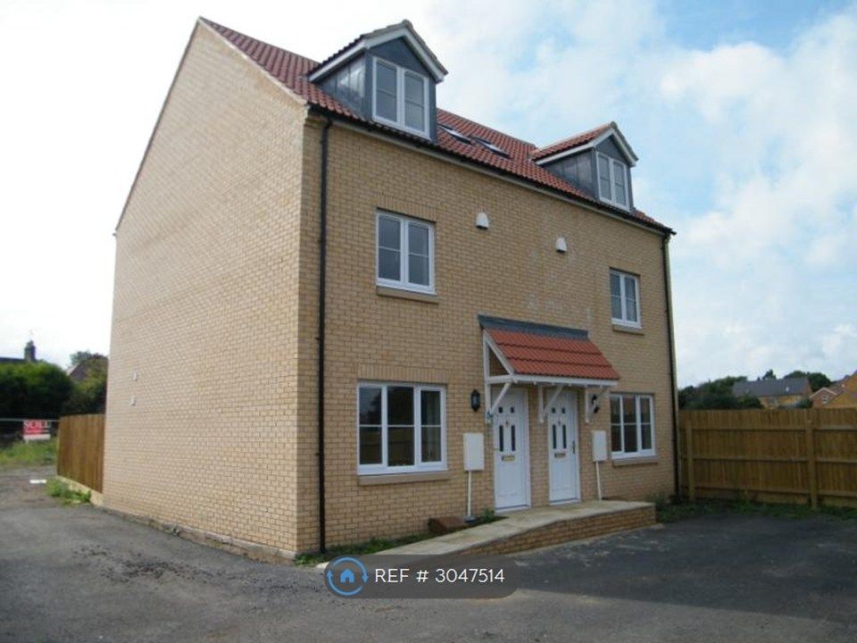 Property photo 1 of 9 Front Of House (Right Side)