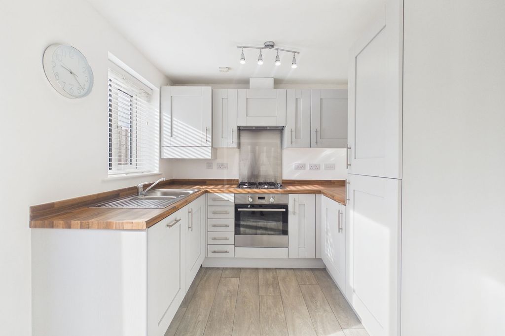 Property photo 3 of 11 Kitchen