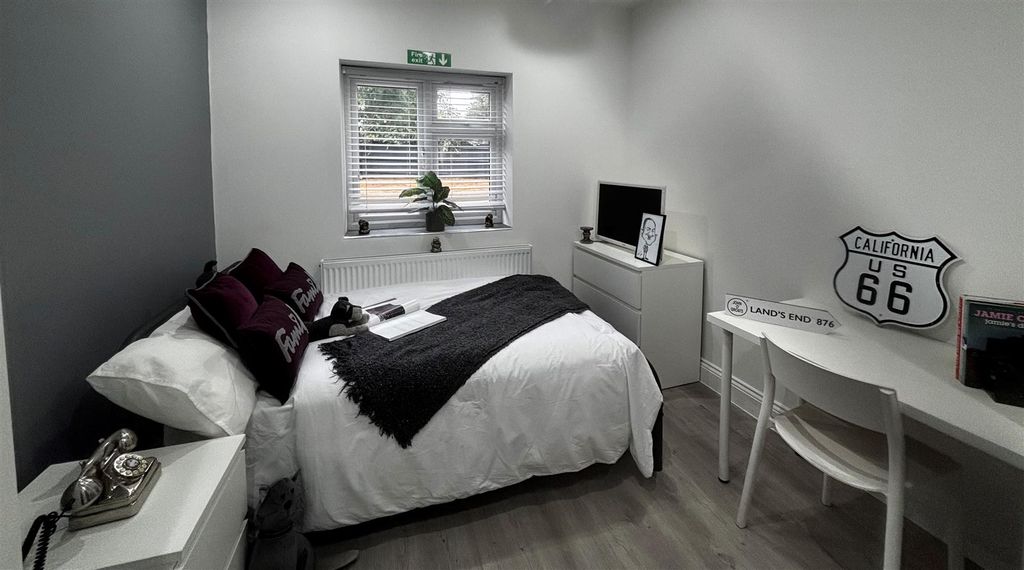 Property photo 2 of 15 Bed.Jpg