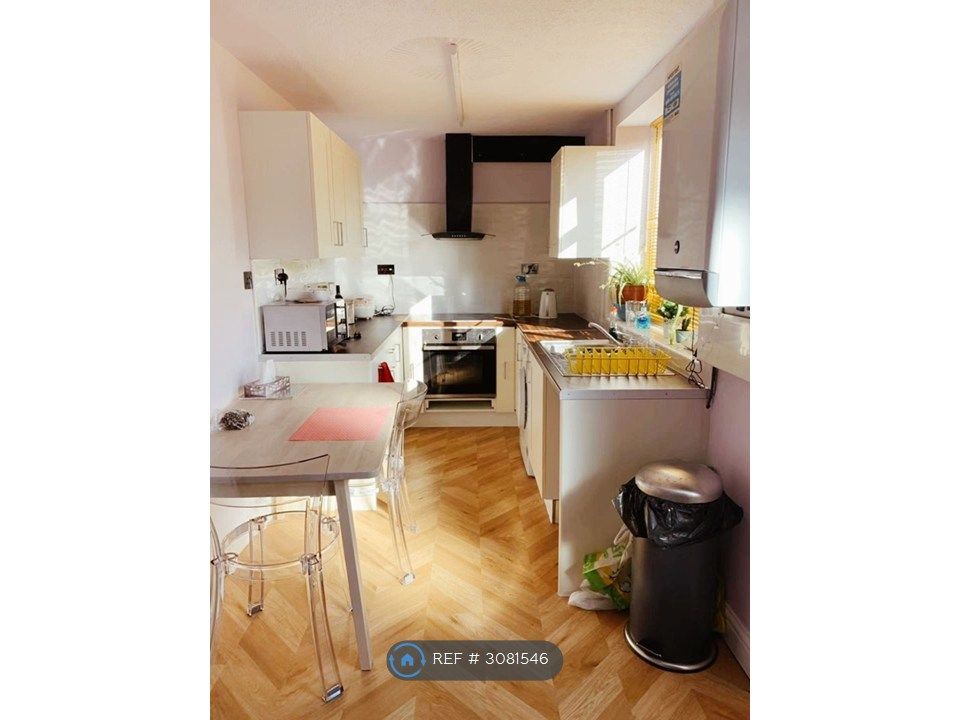 Property photo 1 of 11 Kitchen