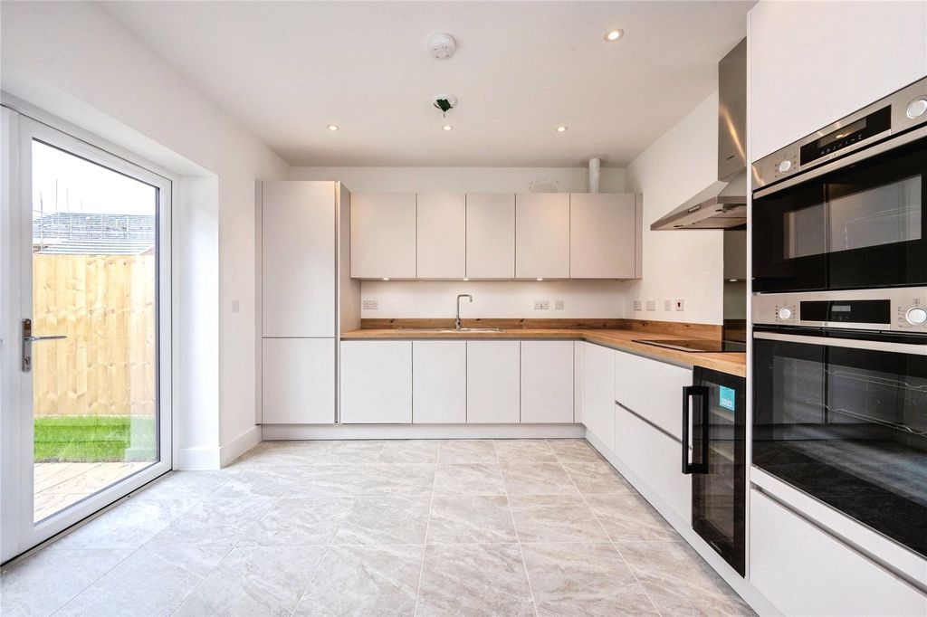 Property photo 2 of 7 Kitchen