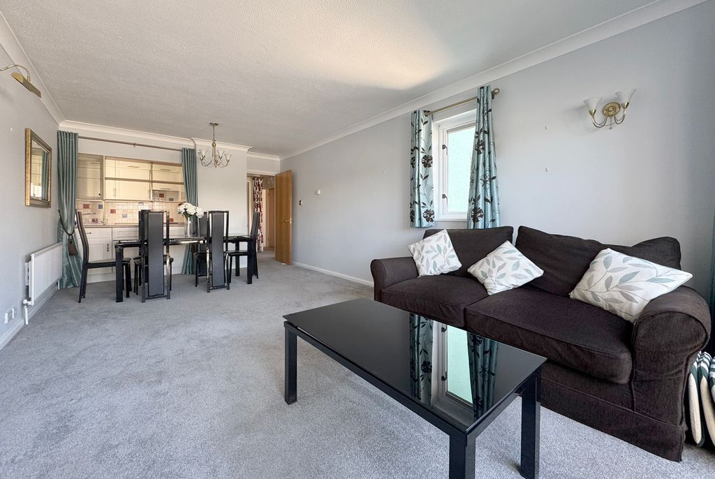 Property photo 3 of 13 7Fq Sitting Room