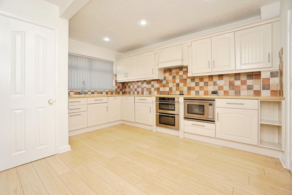 Property photo 2 of 33 Kitchen