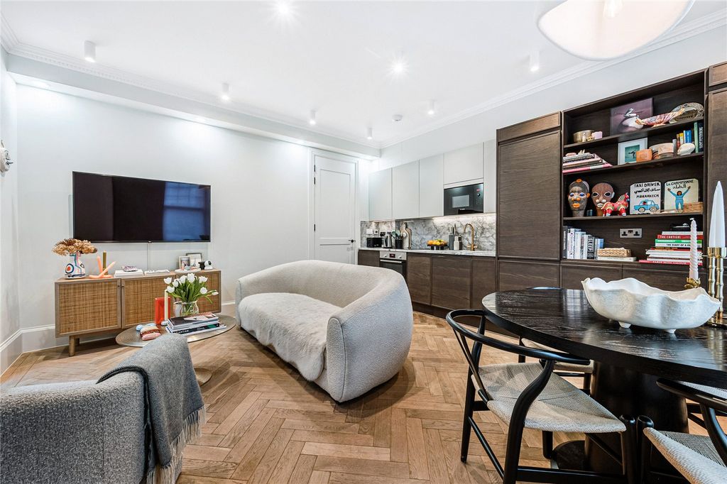 Property photo 2 of 10 Reception/Kitchen