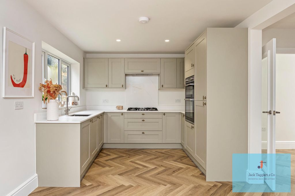 Property photo 3 of 18 Kitchen