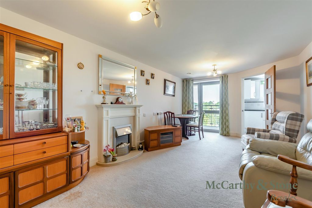 Property photo 1 of 18 8700732-Interior02.Jpg