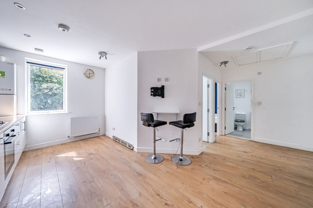 Property photo 2 of 18 Kitchen / Reception