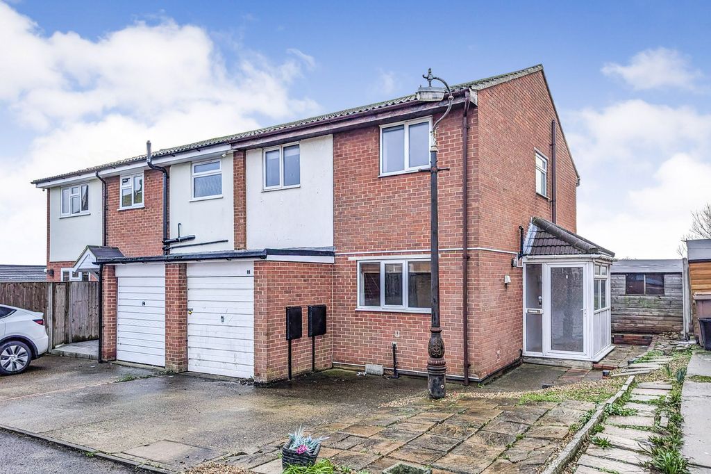 Property photo 2 of 4 2 Avery Close, Allhallows, Rochester Me3 9Qg