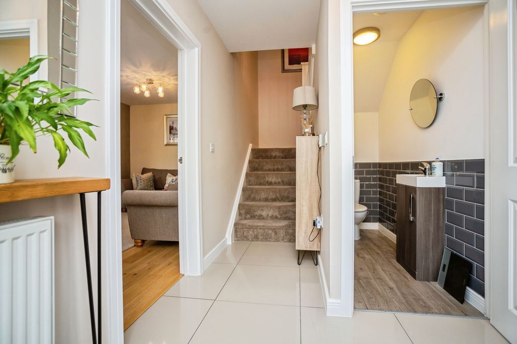 Property photo 2 of 15 Entrance Hall