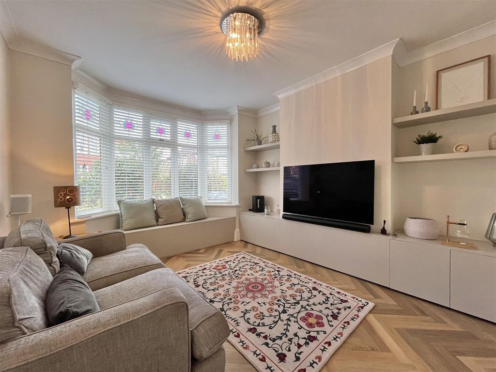 Property photo 2 of 21 Lounge