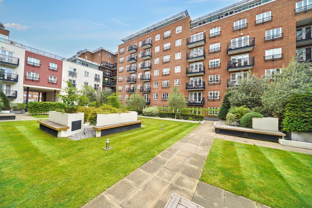 Property photo 1 of 9 Flat 1, Bramber House, Royal Quarter, Kingston Upon Thames Kt2 5Bu