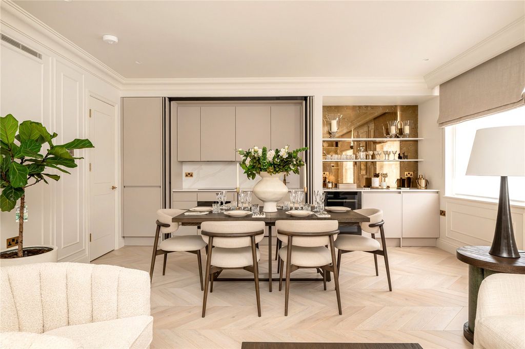 Property photo 1 of 7 Dining Room