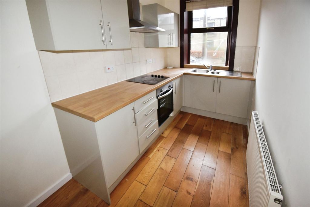 Property photo 2 of 10 Kitchen