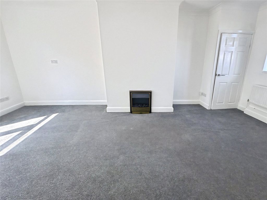 Property photo 2 of 15 Lounge