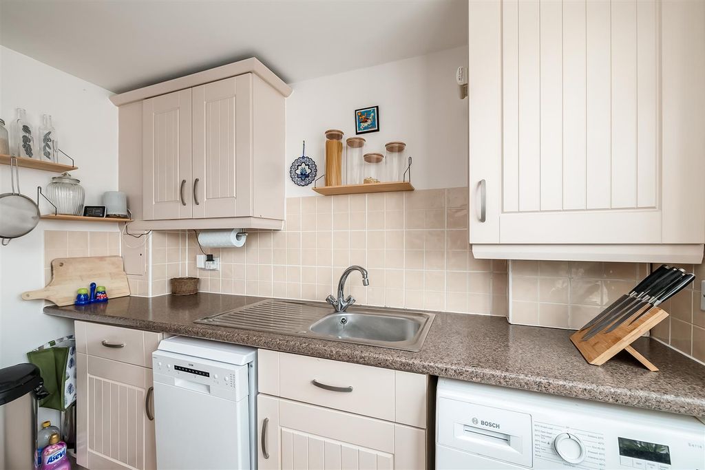 Property photo 3 of 10 Kitchen 2