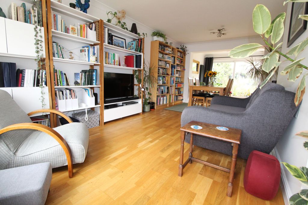 Property photo 2 of 17 Lounge