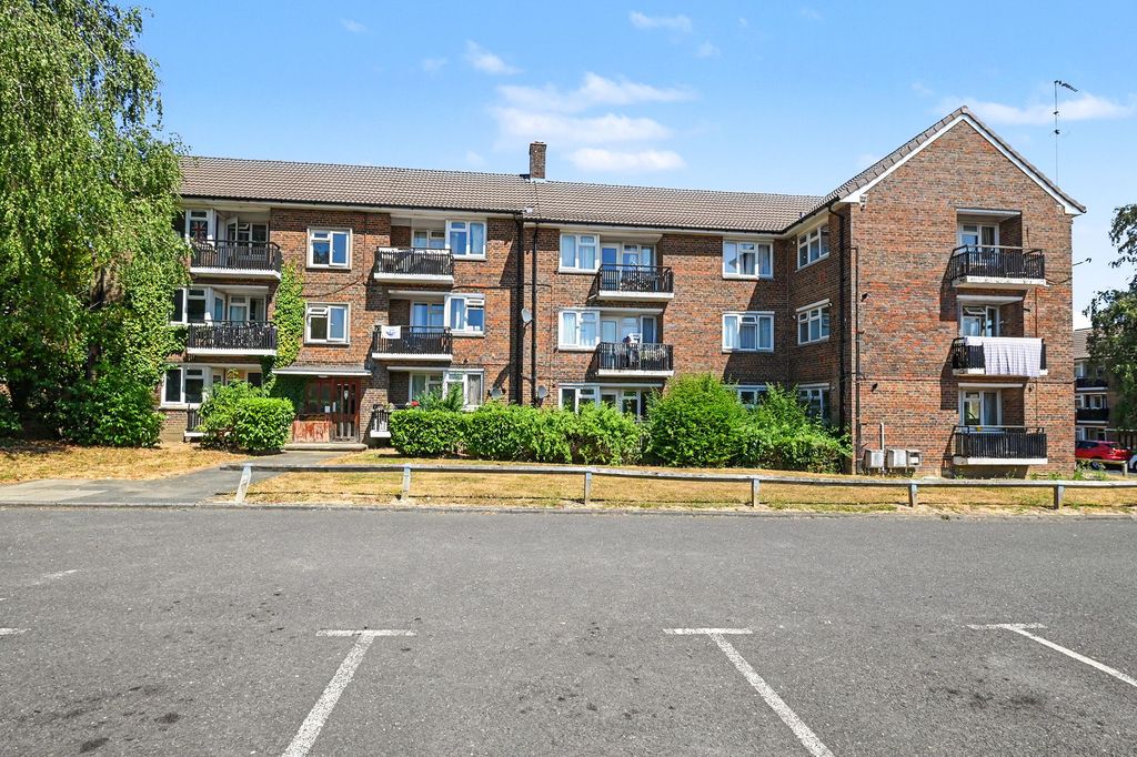 Property photo 1 of 16 Flat 1 Hawkswood House, Moordale Avenue, Bracknell, Rg42 1Ry