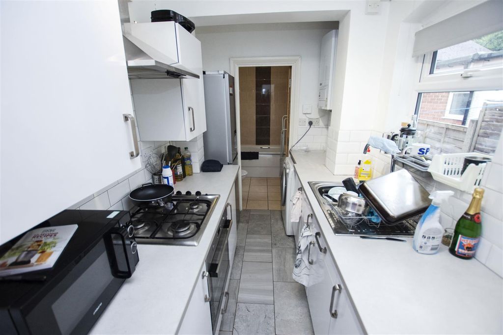 Property photo 2 of 11 Kitchen