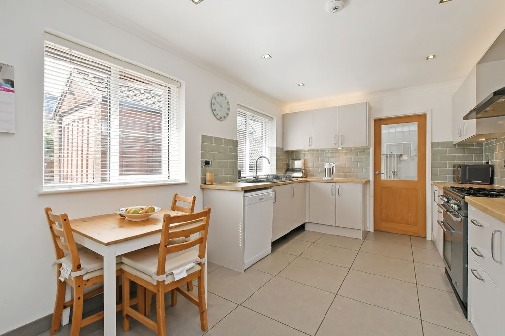 Property photo 3 of 31 Kitchen